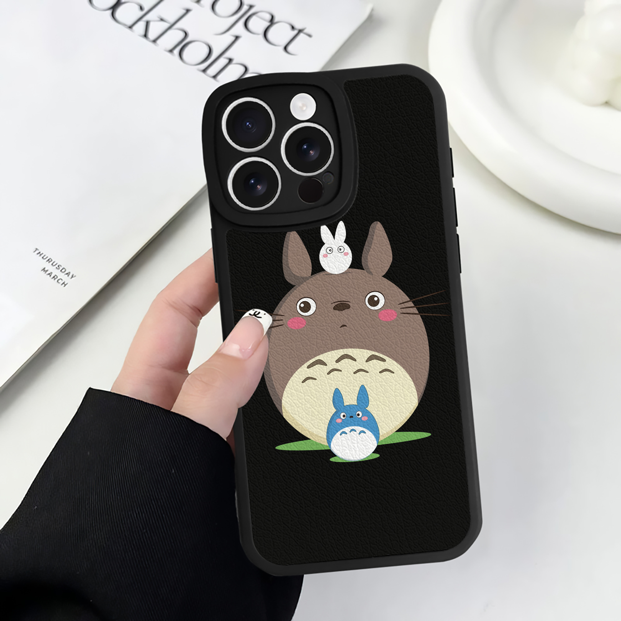 （画像用） となりのトトロ 草壁メイ 草壁サツキ My Neighbor Totoro Satsuki Kusakabe Mei Kusakabe 【iPhone 16シリーズ対応】シリコンスマホケース（レザー調） 材質：シリコン